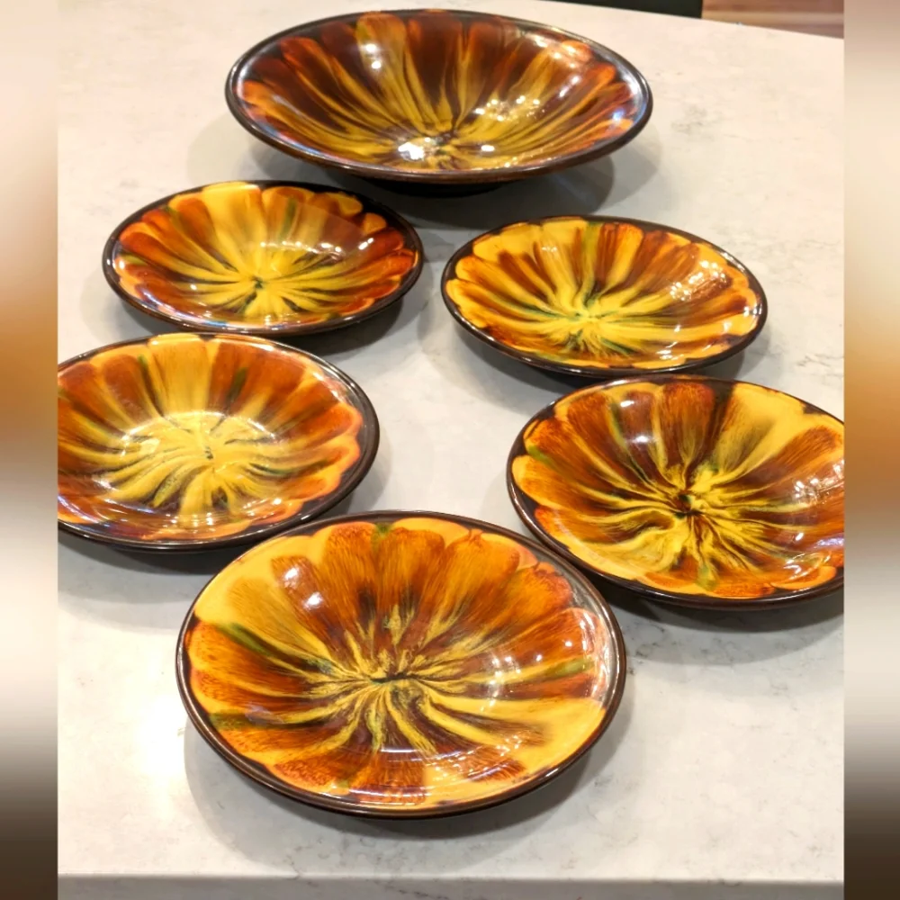 Vintage Plates 1960 - 1970s Set of 6. Excellent Condition. Unmarked